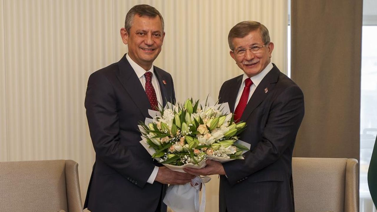 Gelecek Partisi Genel Başkanı Davutoğlu Özgür Özel'i ağırladı