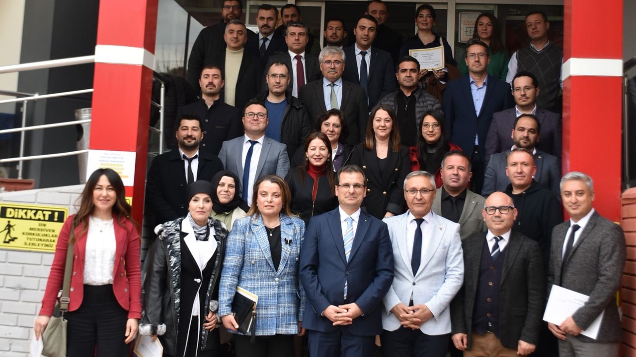Manisa'da öğretmenlere başarı belgeleri verildi