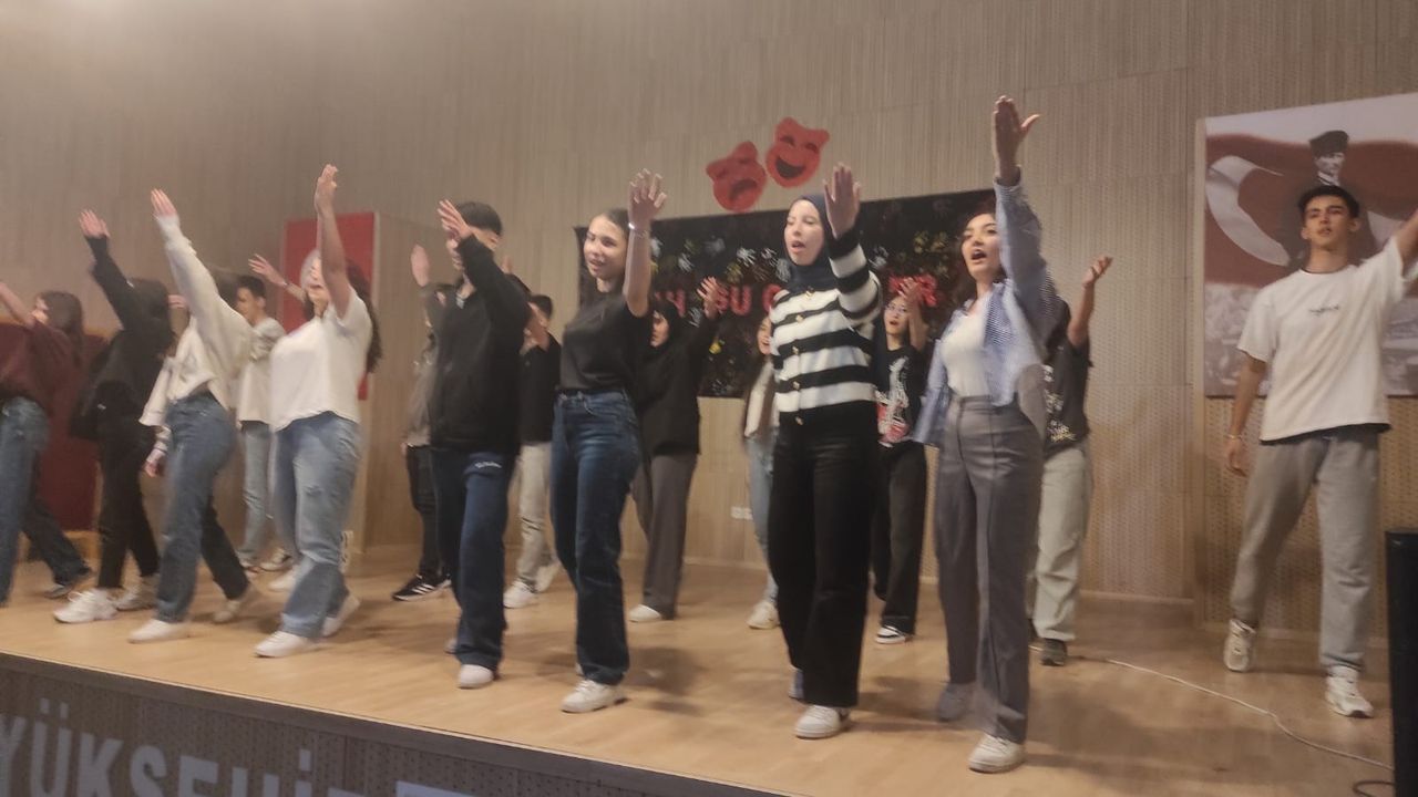 Selendili gençlerin tiyatro gösterisine büyük ilgi!