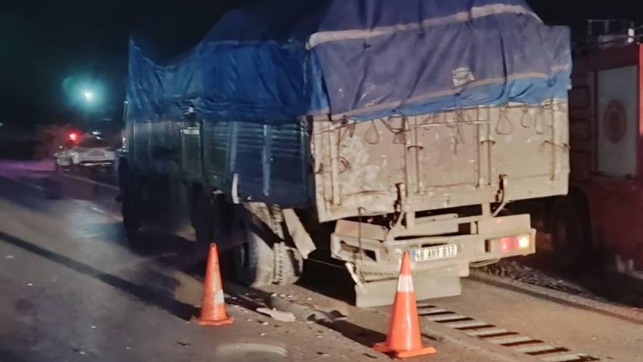 Salihli'de otomobil kamyona çarptı: 1 ölü, 1 yaralı