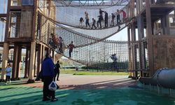 Manisa'da vatandaşlar parklara akın ederek yazdan kalma bir gün yaşadı