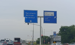 Gediz Otogar Kavşağı’ndaki hasarlı trafik levhası tehlike saçıyor
