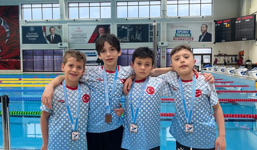 Şehzadeler Belediyesi’nin yüzücüleri dereceyle döndü