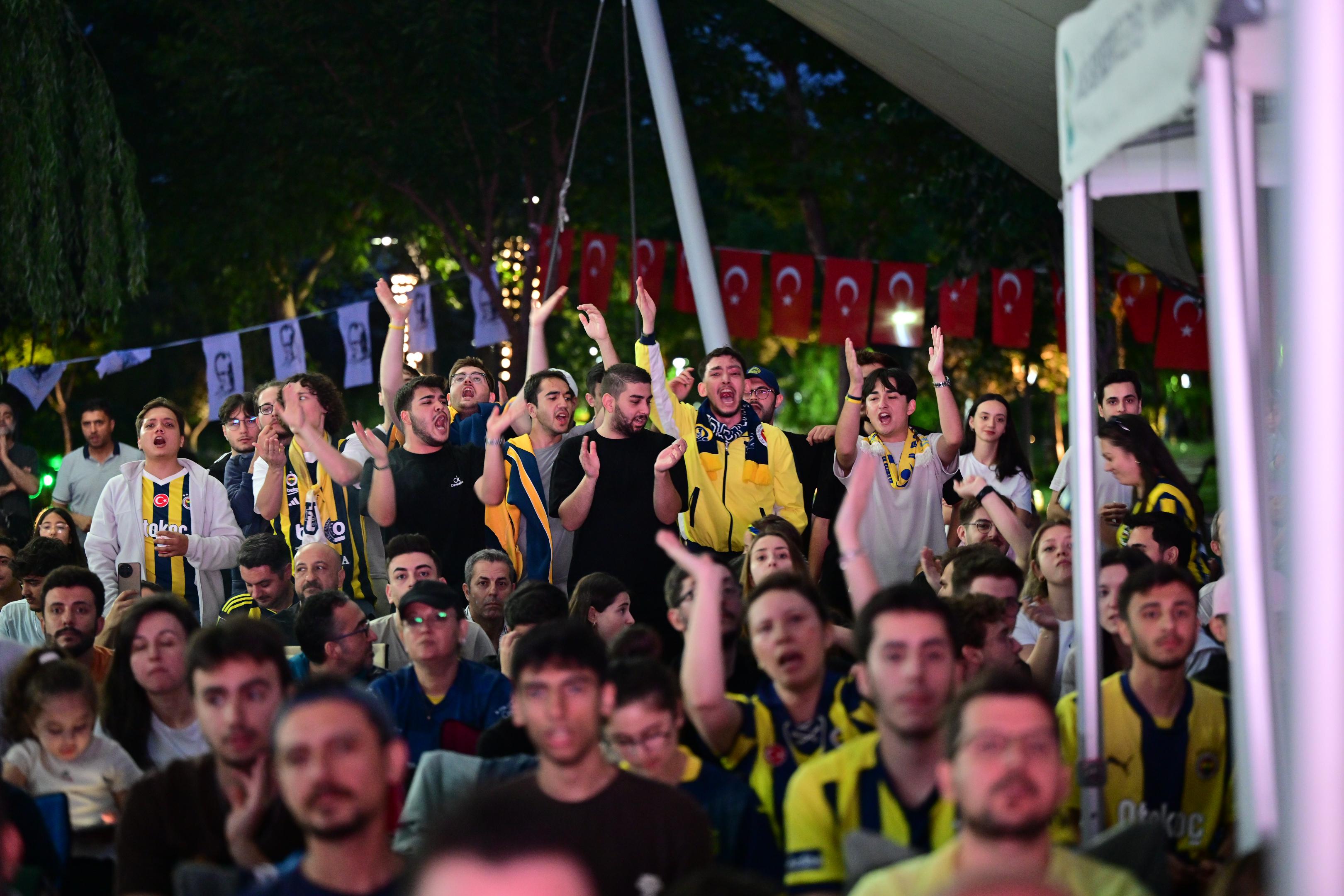 Manisalılar Finali Başkan Zeyrek’le Birlikte İzledi (7)